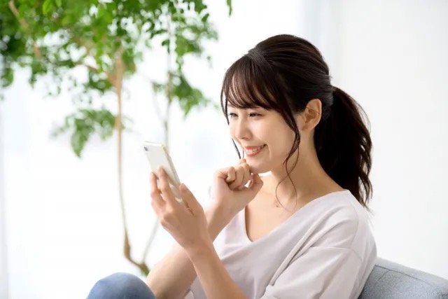 野口健幸氏の写真と著書「人生は口ぐせで、まるごと変わっていく。」、および「丁寧なマンツーマン指導」「初心者可能・簡単なルール」「毎月トレード指導あり」という3つの特徴