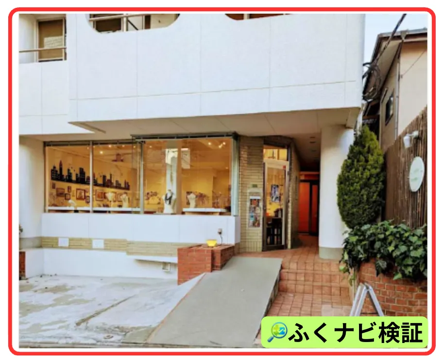紡(つむぐ)の特定商取引法(特商法)に基づく表記に記載された所在地の建物外観。ギャラリーが入る建物とみられる